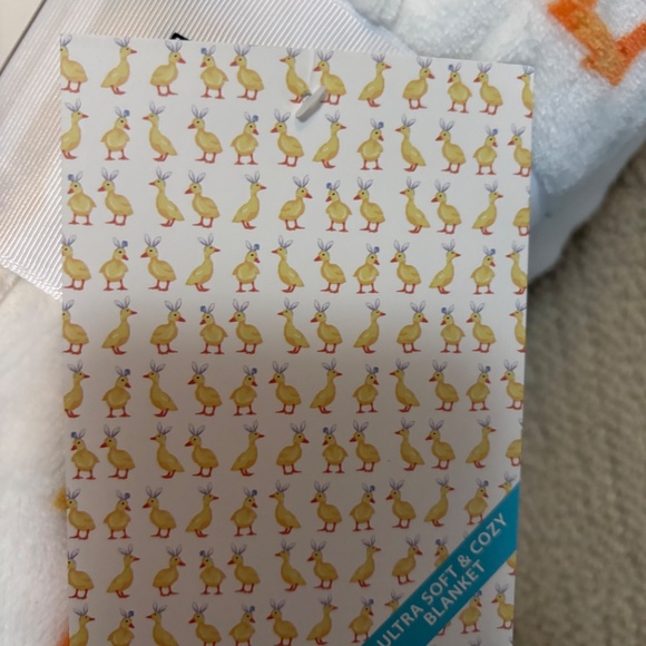 BNWT Easter Yellow Duck Plush Queen Blanket Deborah Connolly - Picture 4 of 6